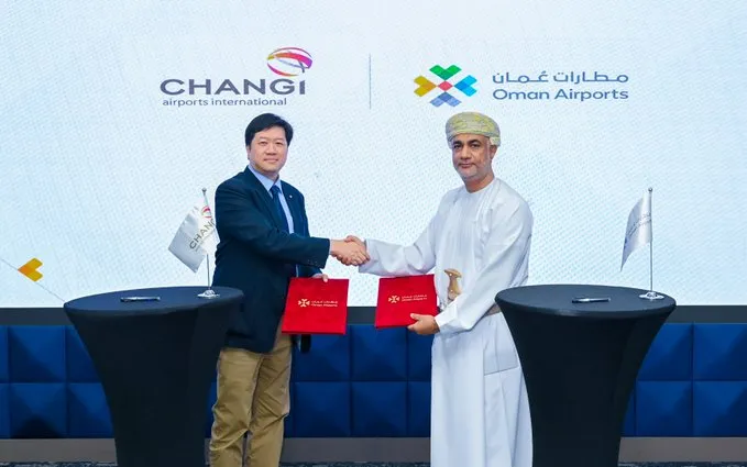 Представители Oman Airports и Changi Airport подписывают соглашение.