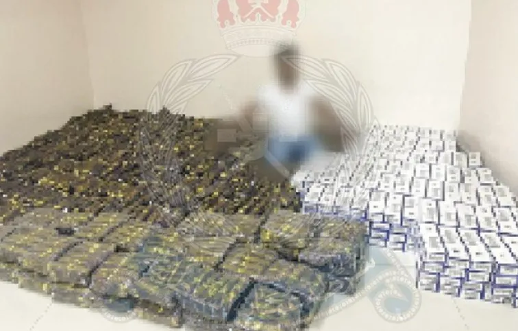 Полиция Омана задерживает нарушителя закона.