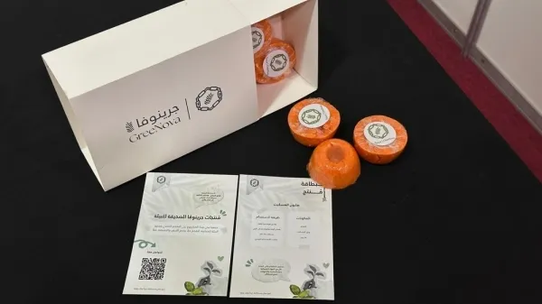 Студенты Greenova демонстрируют продукты из мескитового дерева.
